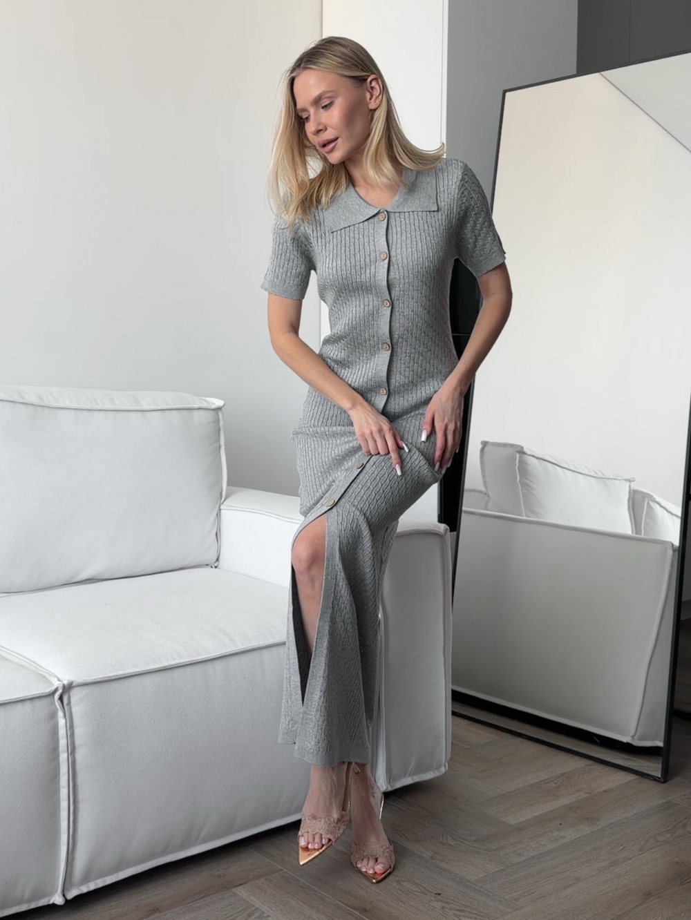 Платье вязаное, прямого кроя, с воротником и пуговицами