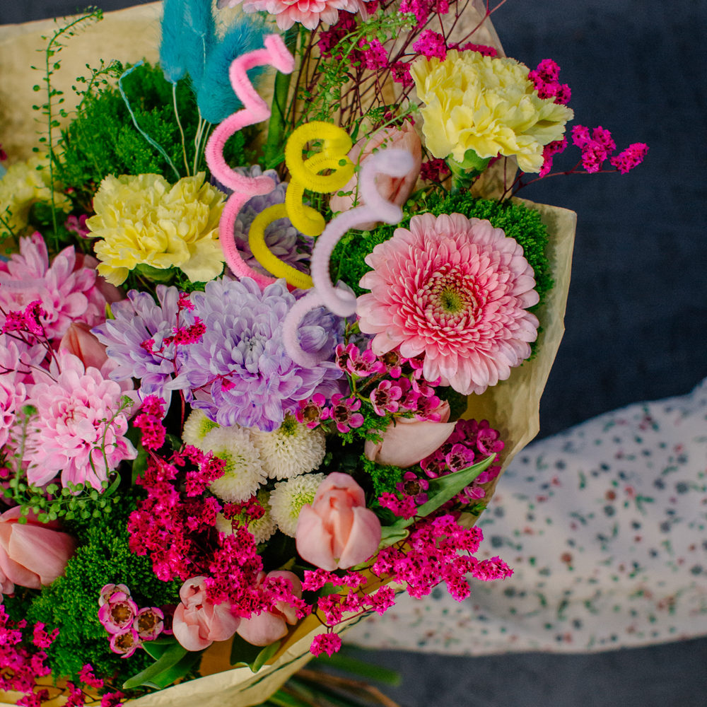 139. Стильный дизайнерский дофаминовый букет