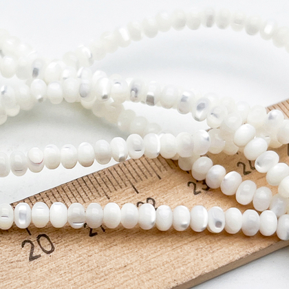 Перламутр Рондель бусины, размер около 2,8*4 мм, цена за отрезок 9,5 см (1/4 нити)