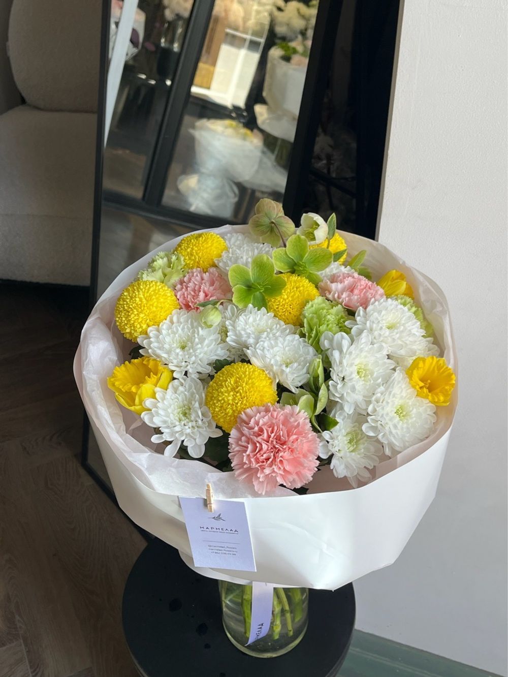 Букет из хелеборуса, хризантемы, нарциссов и диантусов