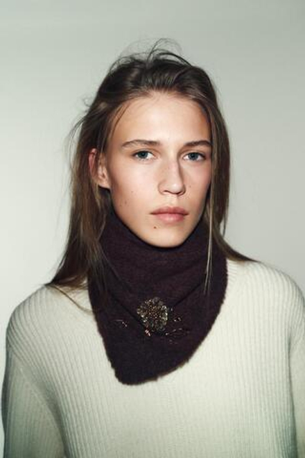 ZARA ТРИКОТАЖНАЯ БАНДАНА С ЦВЕТОЧНЫМ УЗОРОМ И БУСИНАМИ, КОРИЧНЕВЫЙ