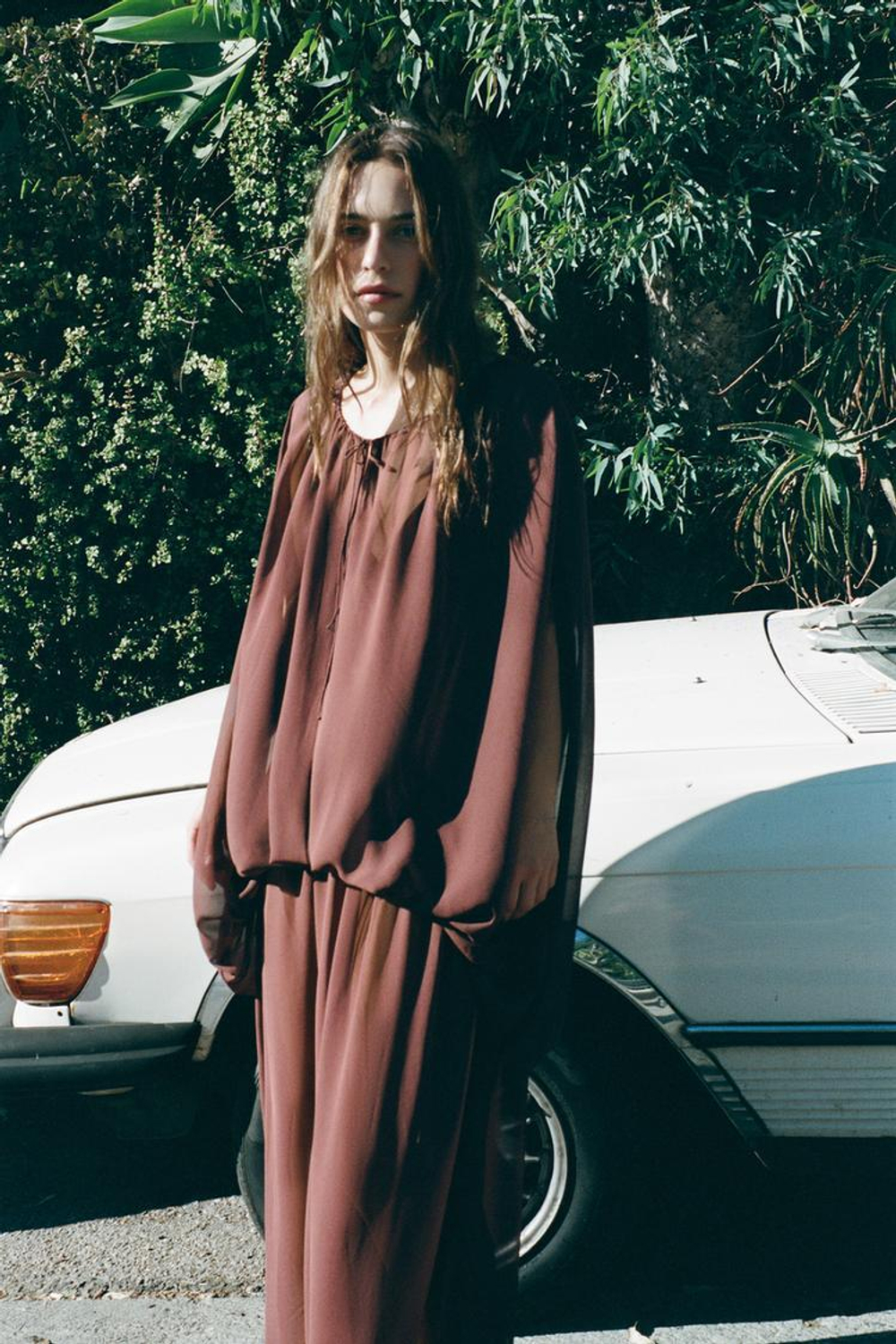 ZARA ДЛИННОЕ ПЛАТЬЕ ИЗ ЛЕГКОЙ ТКАНИ, КОРИЧНЕВЫЙ