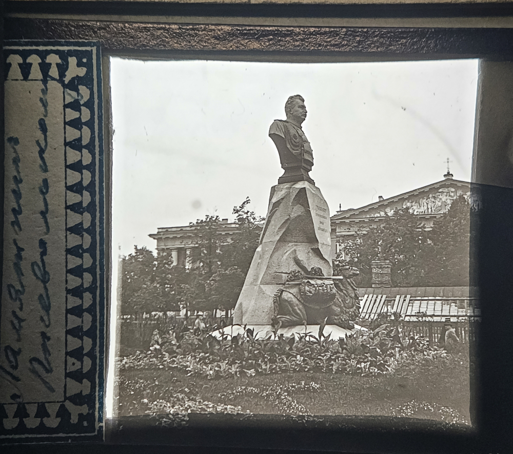 "Коллекция из 16 редких трехмерных стереоизображений Санкт-Петербурга и Кронштадта на стекле вместе со стереоскопом". Николай Петрович Сырейщиков. 1900 г.