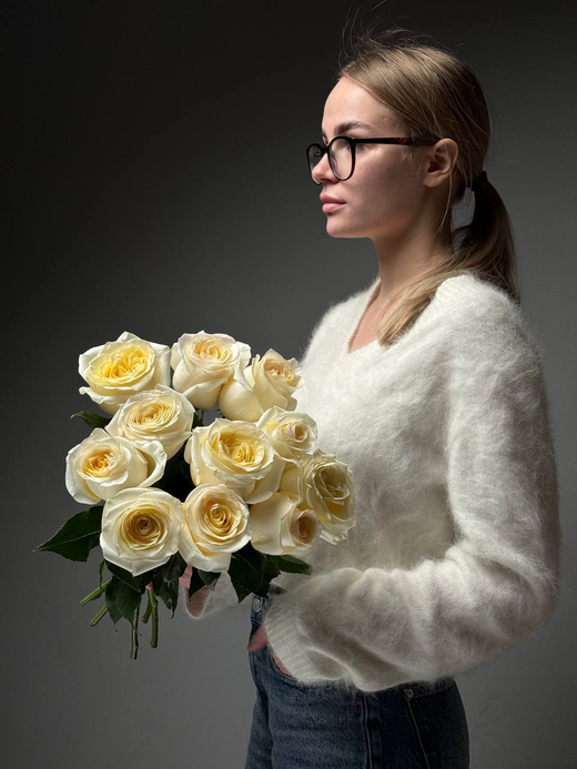 Букет из 11 кремовых пионовидных роз под ленту