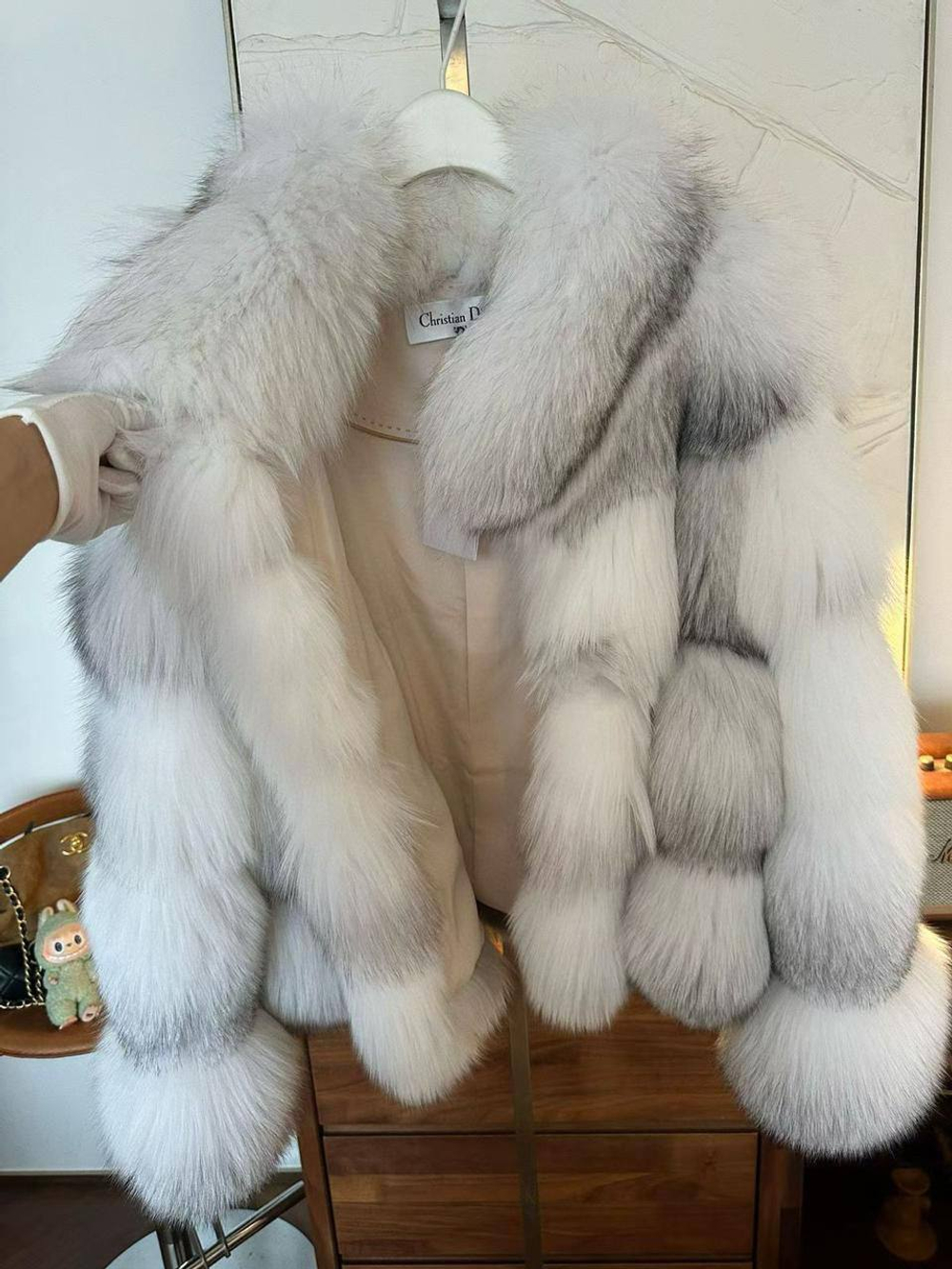Шуба Dior из меха белой лисы
