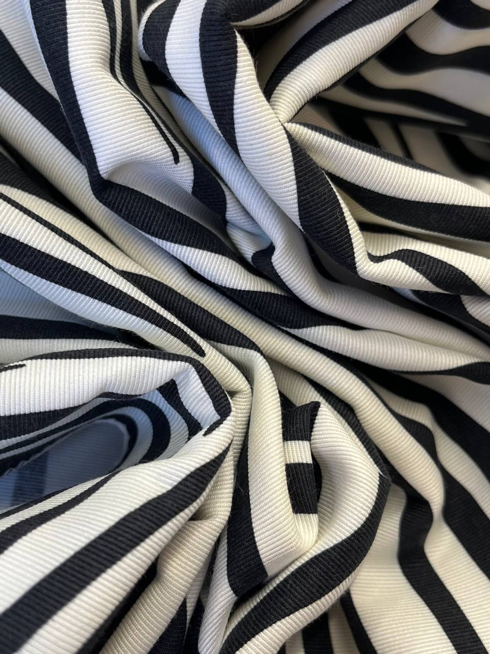 Хлопок с шелком Valentino белый с черным анималистичным принтом