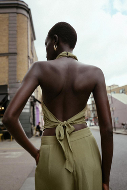 ZARA ТОП С ГОРЛОВИНОЙ ХАЛТЕР, ФУРНИТУРОЙ, УЗЛОМ И ОТКРЫТОЙ СПИНОЙ, СВЕТЛЫЙ ХАКИ