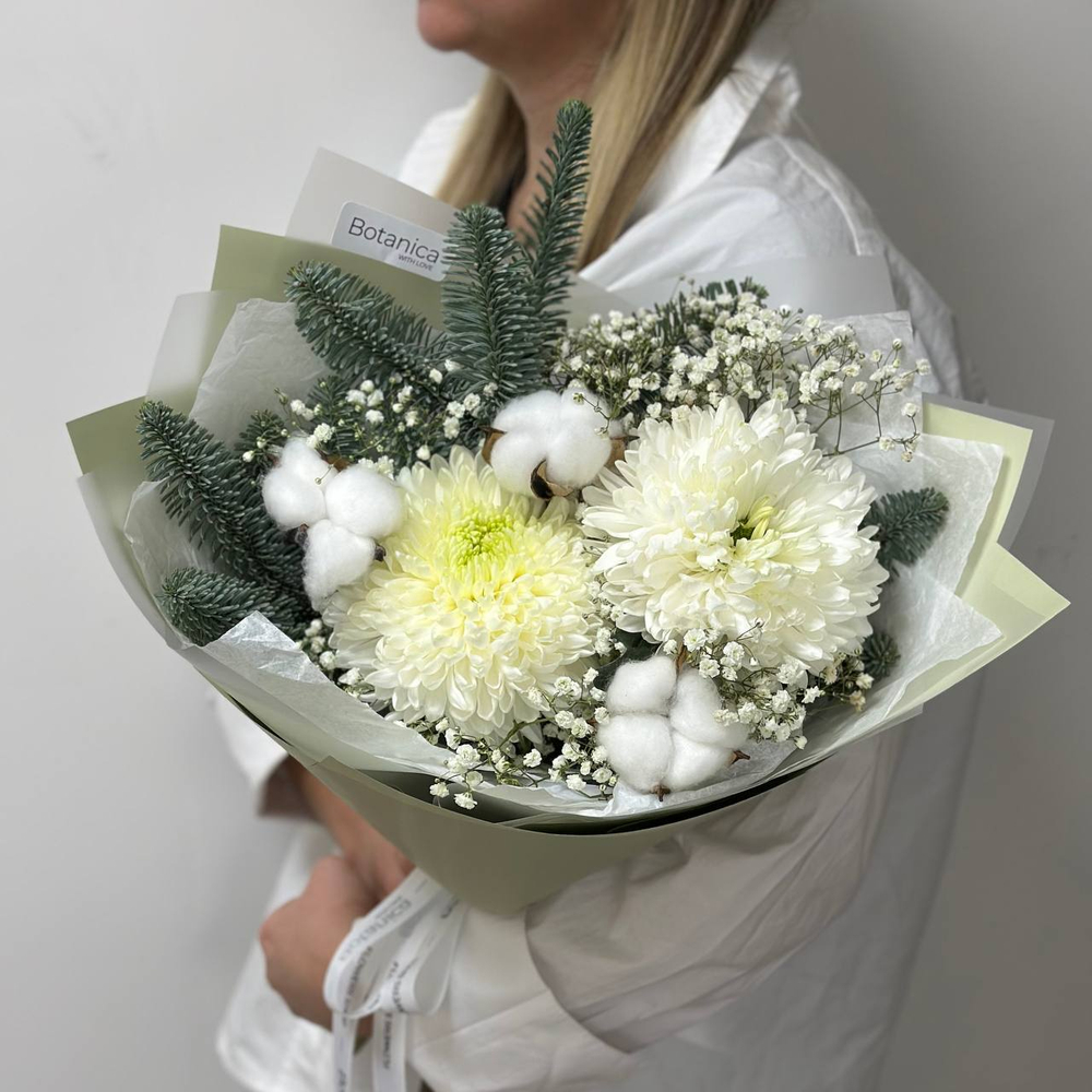Зимний букет с белыми хризантемами, хлопком и нобилисом. Букет 1221