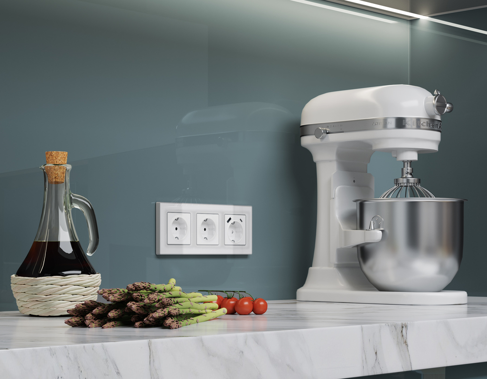 MA107010 Комплект механизма электрической розетки ALFA Белый глянец с/з с шторками QUANT (AP1070, VM141)