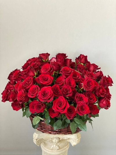 Розы в корзине