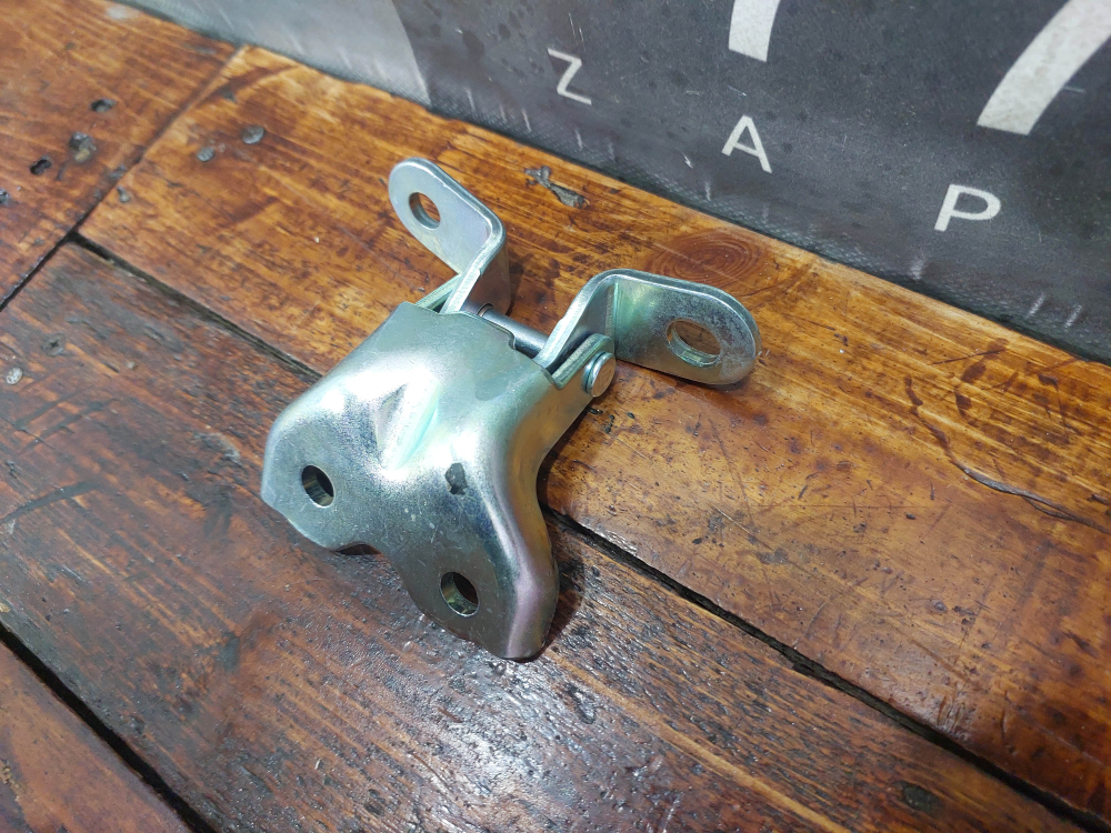 Петля двери передней левой нижняя Kia Ceed 3 (CD),  Cerato 4 (BD) 18-нв Новое Оригинал 793151Y300