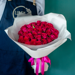 35 Кенийских малиновых роз в белом оформлении
