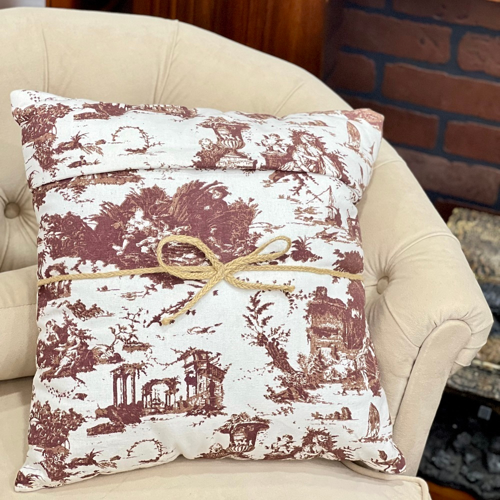 Подушка с античным рисунком