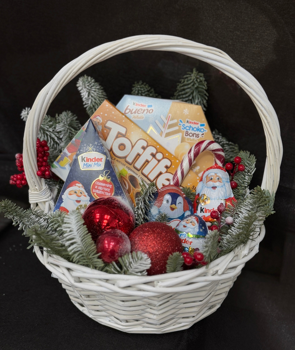 Подарочный сладкий набор конфет для детей и взрослых, декорированный пушистыми веточками живого нобилиса и яркими новогодними шарами