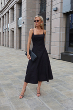 Платье на бретелях с корсетными вытачками