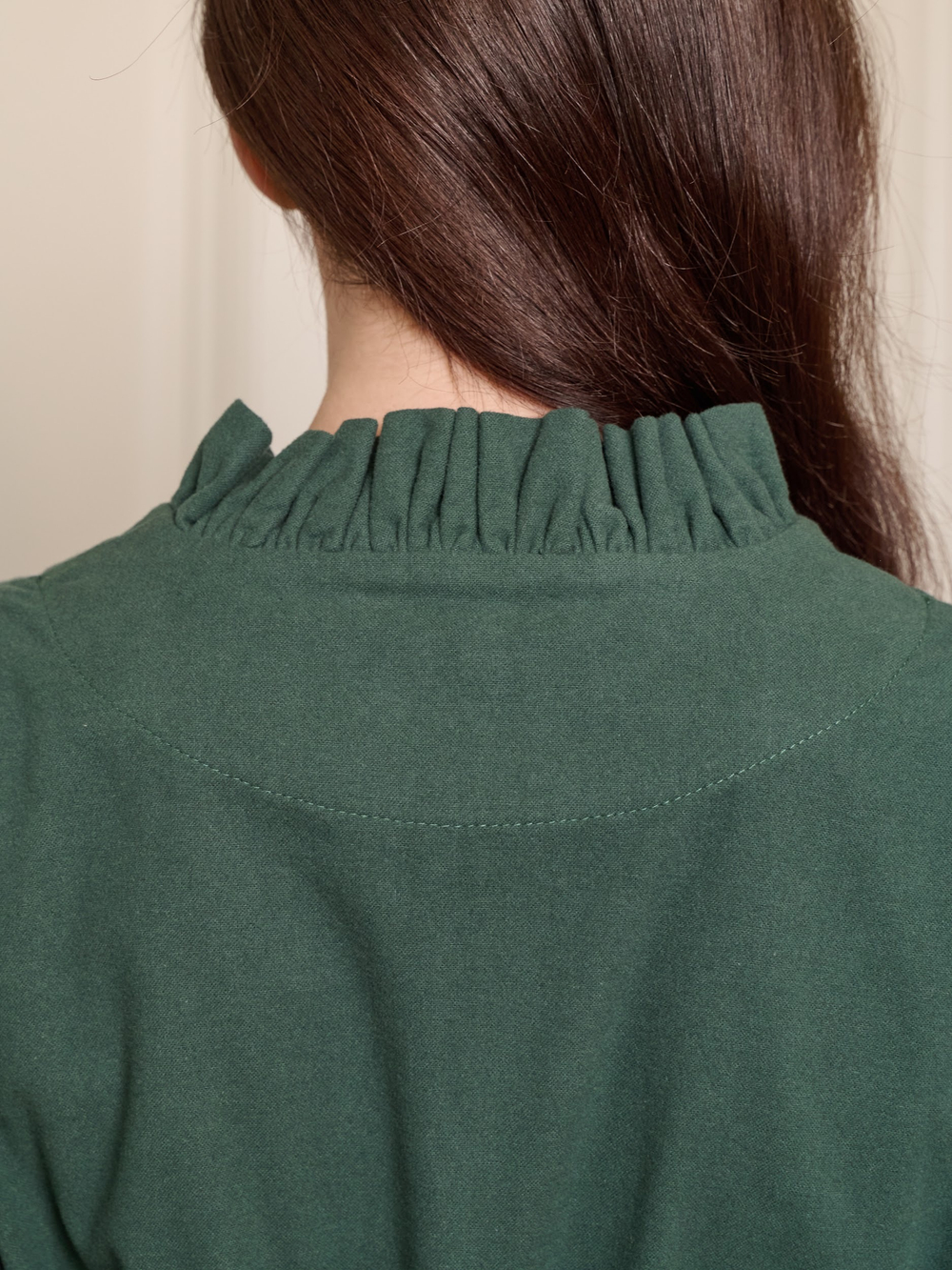 Платье с воротником стойкой