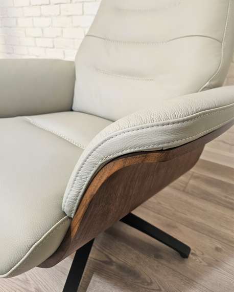 Кресло-реклайнер с оттоманкой Timeout, серо-бежевая кожа, орех