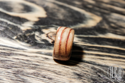 Деревянное кольцо с глубоко прокрашенными волокнами (Дуб)