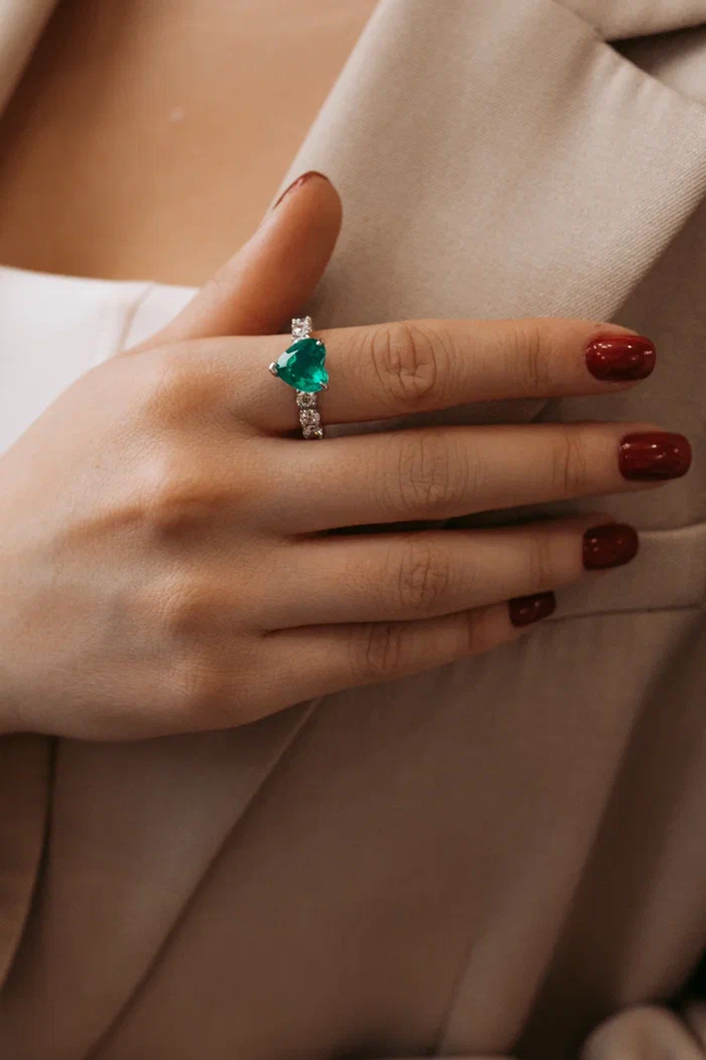 Кольцо "Сердце" с зелёным камнем и россыпью