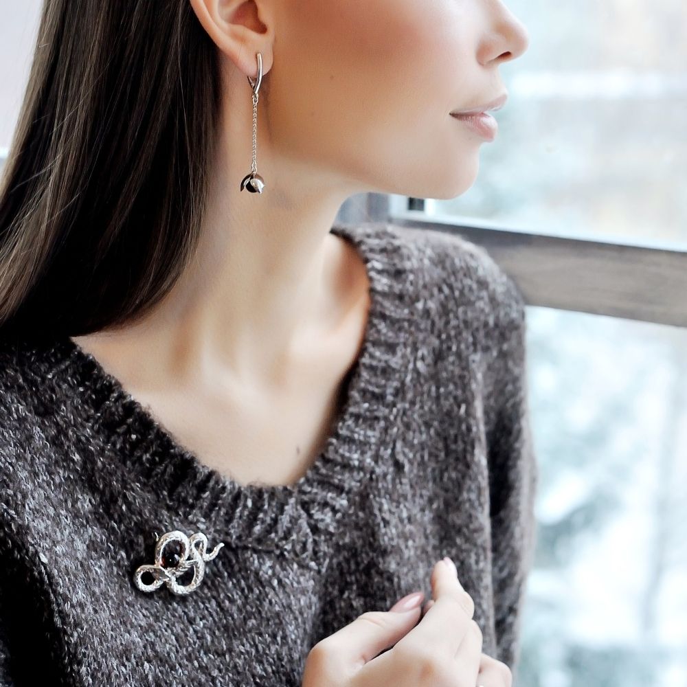 Серьги Закрытый бутон на цепочке с вишневым янтарем