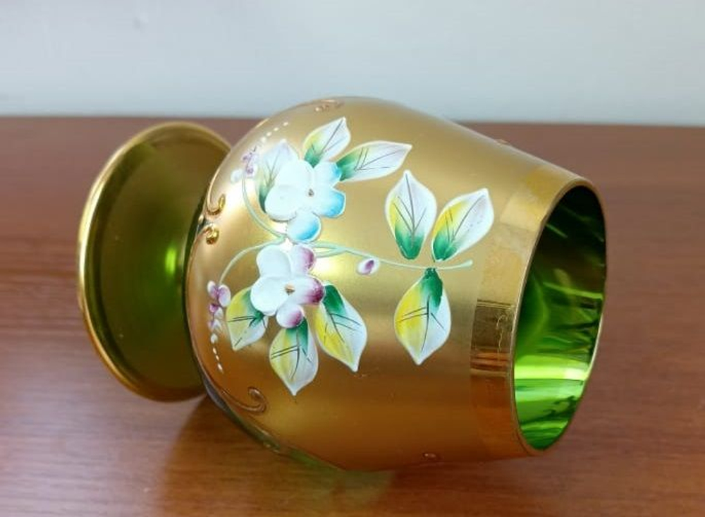 Винтажный бокал из зеленого стекла с лепкой из фарфора Чехия