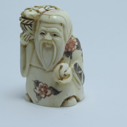 Нэцкэ Фукурокудзю с персиком и корзиной фруктов на плече