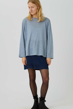 Топ с разрезами из голубого льна