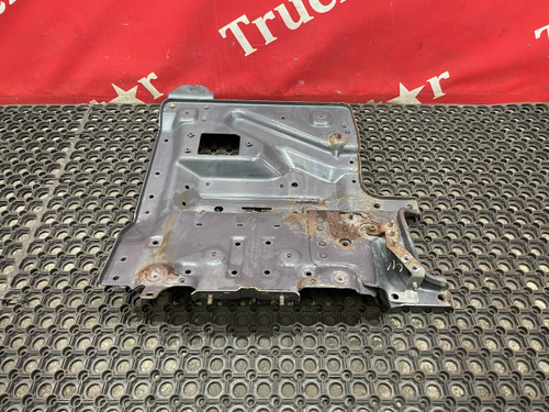 Кронштейн брызговика левого 2018г.