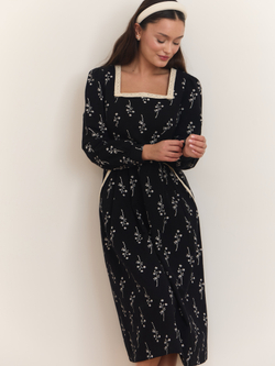 Платье с квадратным вырезом