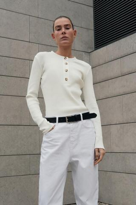 ZARA ФУТБОЛКА ИЗ РИФЛЕНОГО ТРИКОТАЖА С ПУГОВИЦАМИ, ЭКРЮ