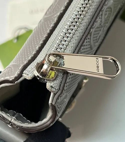 Сумка-мессенджер Gucci маленького размера с тиснением GG