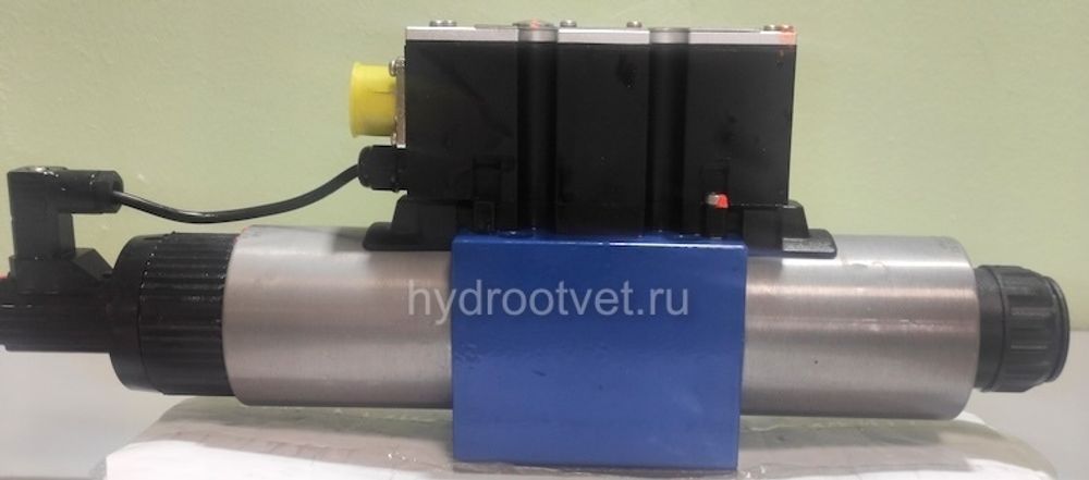 4WREE10E1-50-2X/G24K31/A1V - Пропорциональный распределитель с обратной связью по положению золотника со встроенным усилителем Ду10, A1 = ±10 В, номинальный расход 50 л/мин, схема E1-