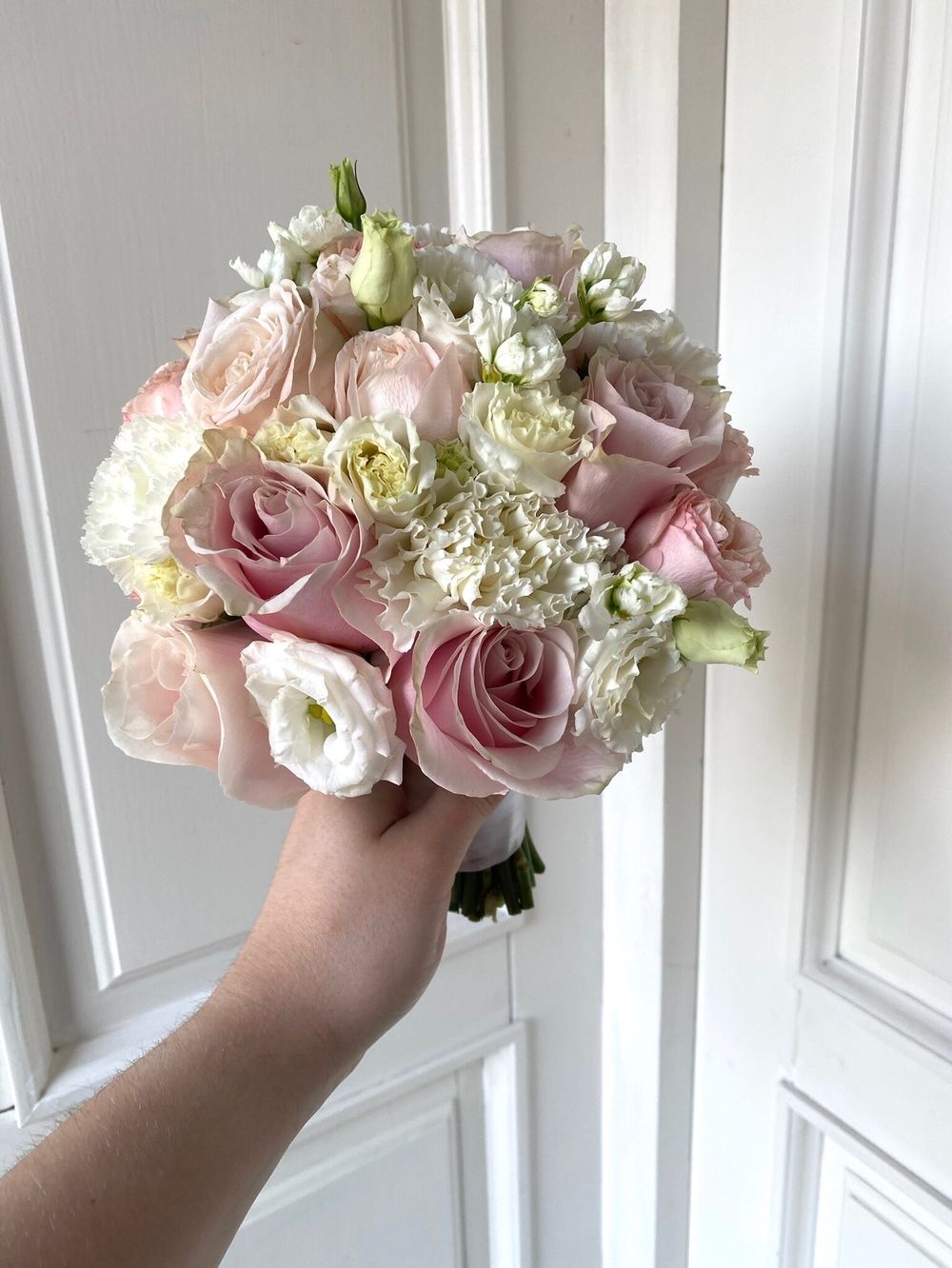 Свадебный букет из одноголовых роз, маттиолы, диантусов, кустовых пионовидных роз и лизиантуса