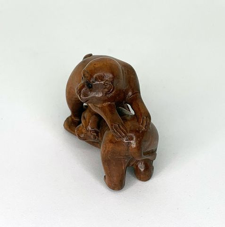 Нэцкэ Две обезьяны играют