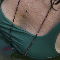 подвеска из граната с красными кистями