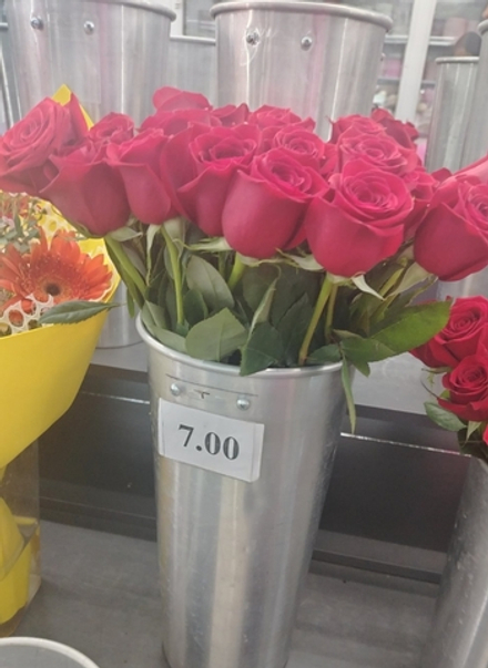 9 красных роз с лентой