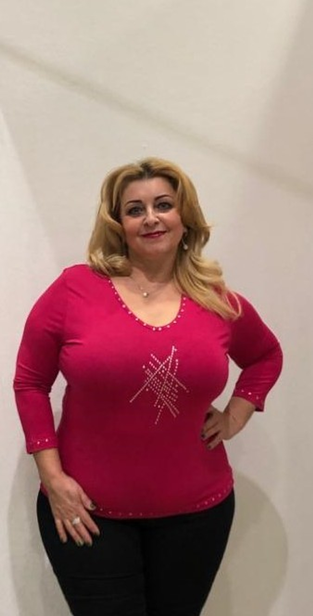 Яркий вискозный блузон с металлическим принтом