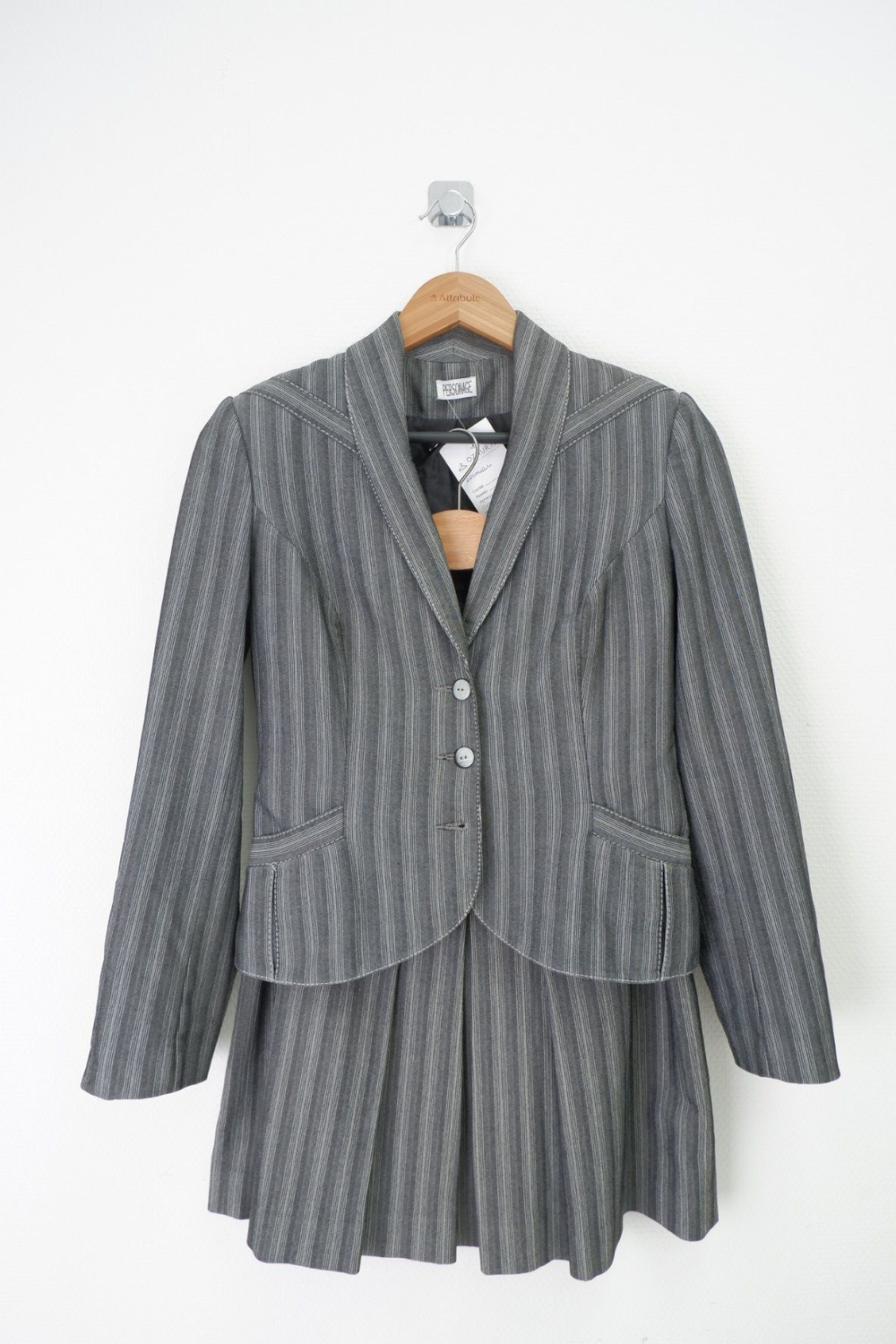 Костюм PERSONAGE серый в полоску 42 размер