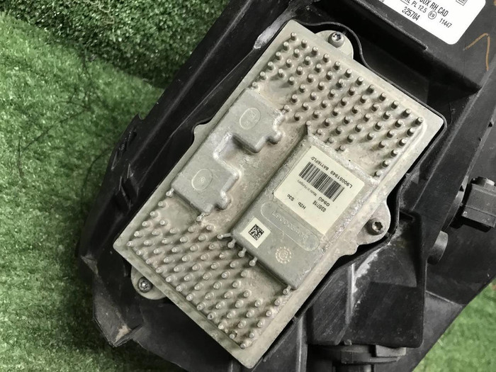 Битая Фара правая Cadillac Escalade 4 (14-20) LED