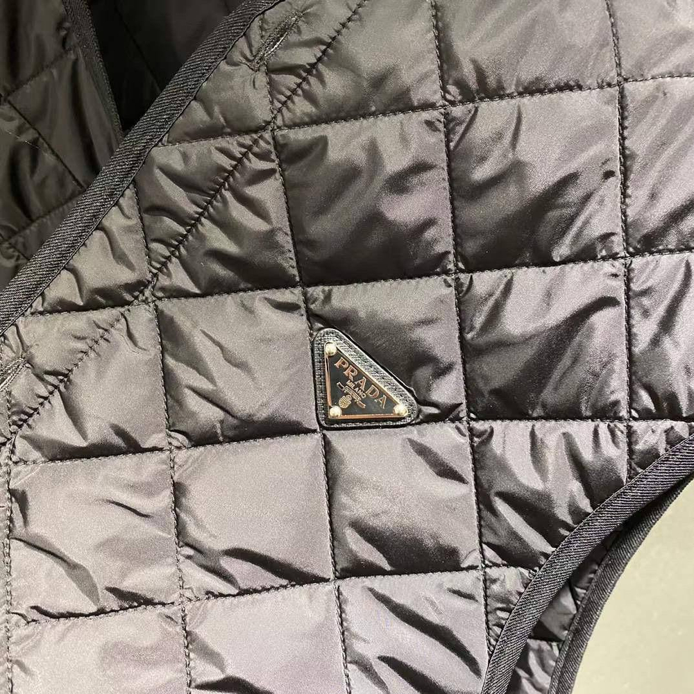 Ветровка и жилет Prada