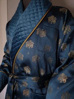 Халат из жаккарда со стеганными бортами