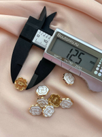 Пуговицы Шан.  белый цветок в золотом обрамлении