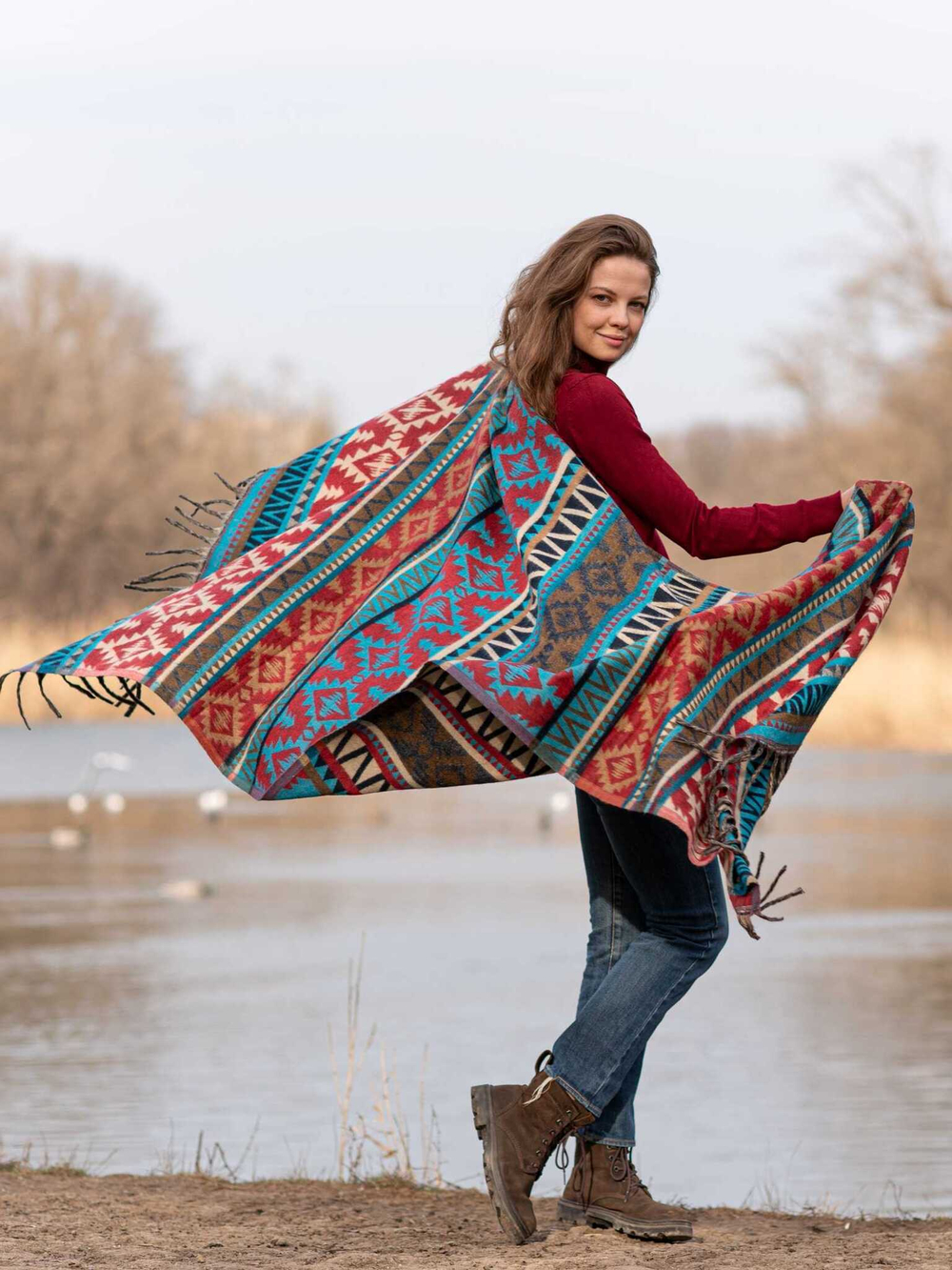 Теплый палантин с орнаментом
