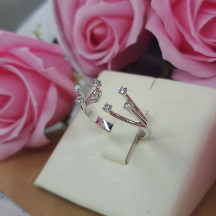 Нежное кольцо с бриллиантами.