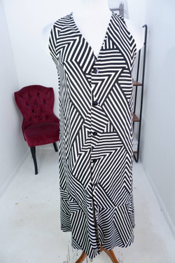 Платье Raimax с монохромными линиями,маркировка S, визуально на 44 размер, новое