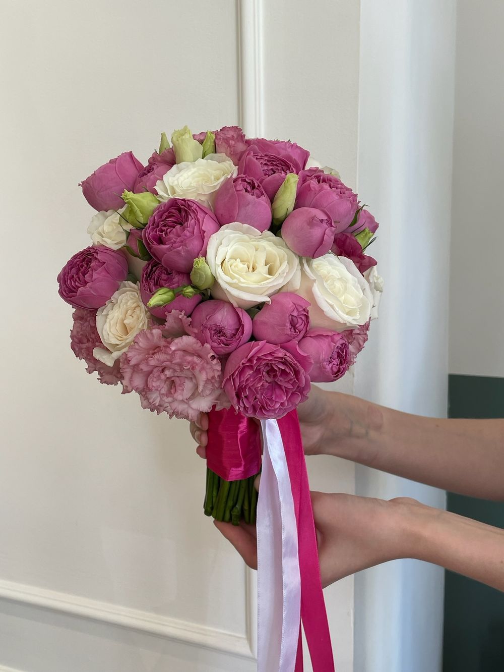 Свадебный букет из лизиантуса, кустовых пионовидных и одноголовых роз