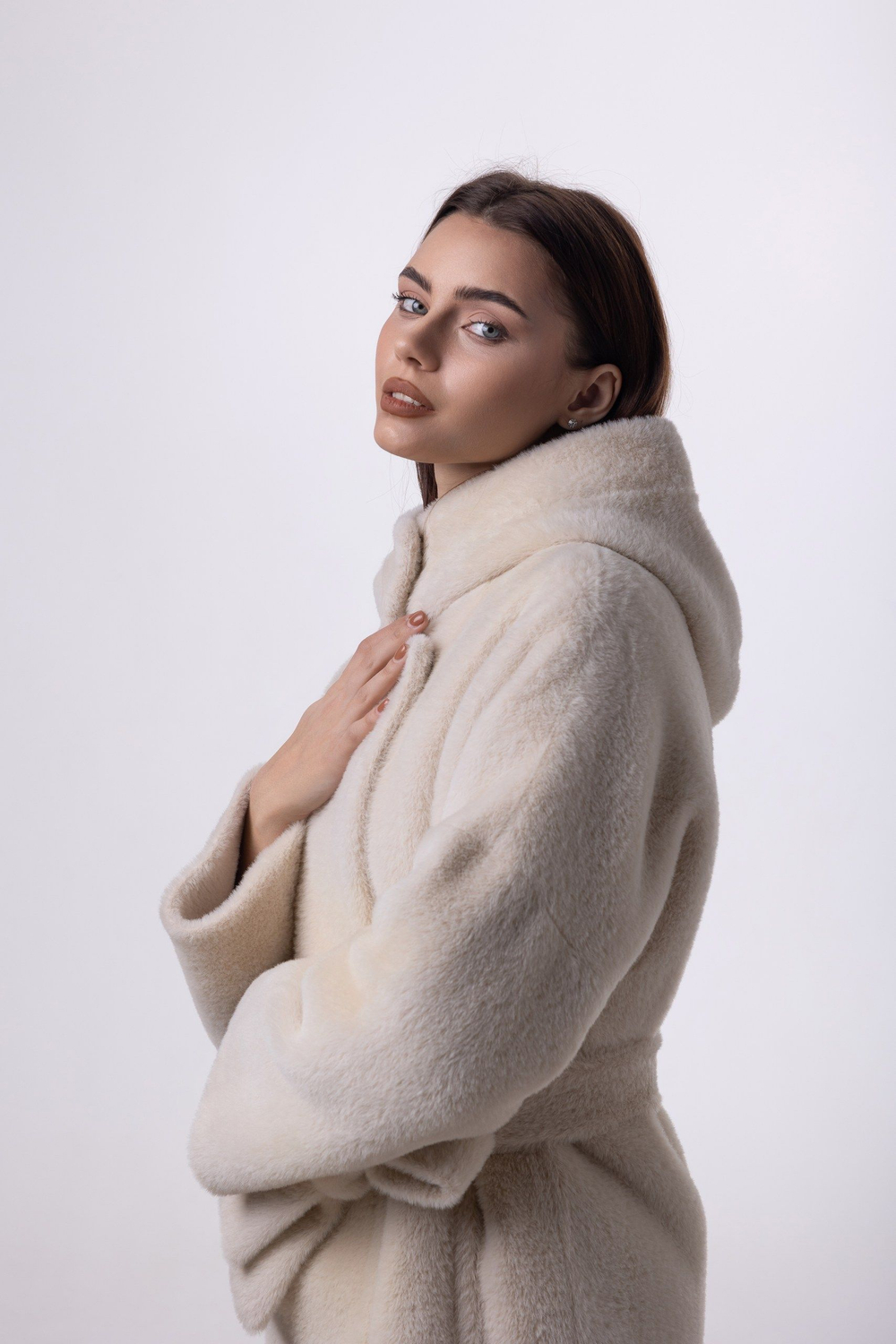 Пальто с капюшоном утепленное