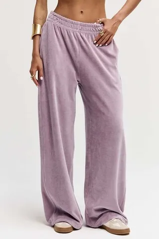 Широкие брюки на резинке из велюровой ткани пудрового цвета