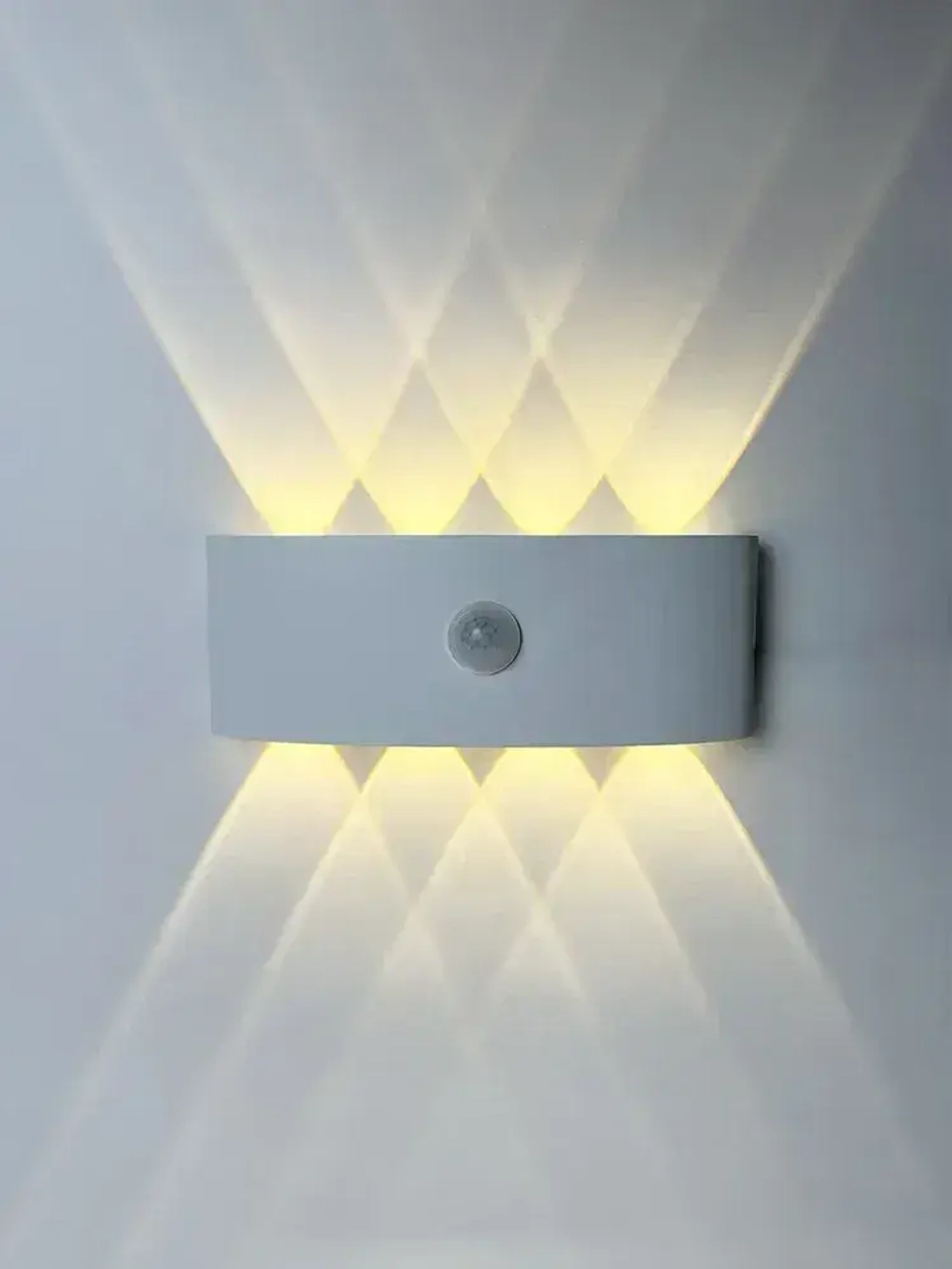 Светильник бра настенный светодиодный уличный с датчиком движения и датчиком освещенности 220в OutFrame 3000K, 8Вт, белый