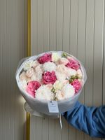 Букет из кустовых пионовидных роз, хризантемы, диантусов и одноголовых роз